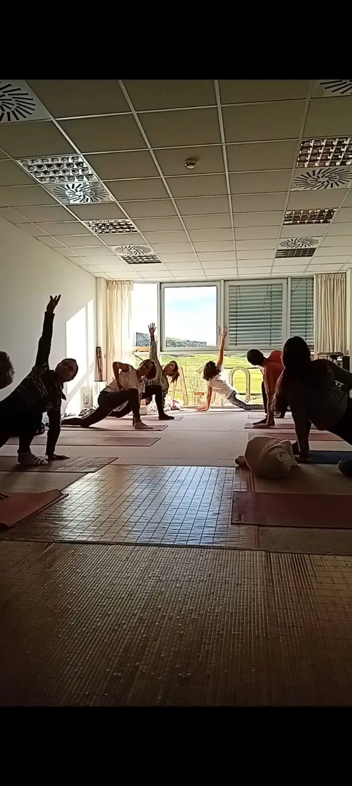 Clase de Yoga Integral en Alaya Mutilva